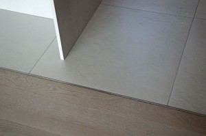 BiHolz casa in legno prefabbricata interno con particolare stacco gres e parquet in rovere