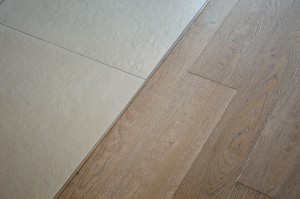 BiHolz casa in legno prefabbricata interno con particolare stacco gres e parquet in rovere 2