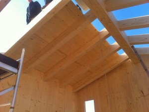 BiHolz casa in legno prefabbricata particolare interno travi e tavolato