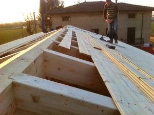 BiHolz casa in legno prefabbricata particolare esterno posa travi e tavolato