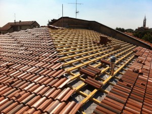 BiHolz casa in legno prefabbricata particolare posa tegole su tetto ventilato